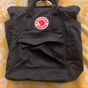 black fjällräven kånken totepack